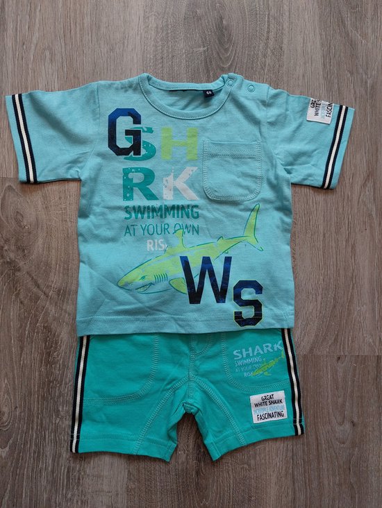 Turquoise t-shirt en korte broek set met haai print. T-shirt met 'GRK Ws' opdruk en tekst 'SWIMMING AT YOUR OWN RISK'. Korte broek met tekst 'SHARK SWIMMING AT YOUR OWN RISK'.