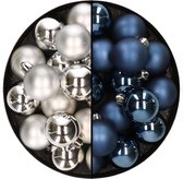 32x stuks kunststof kerstballen mix van zilver en donkerblauw 4 cm - Kerstversiering