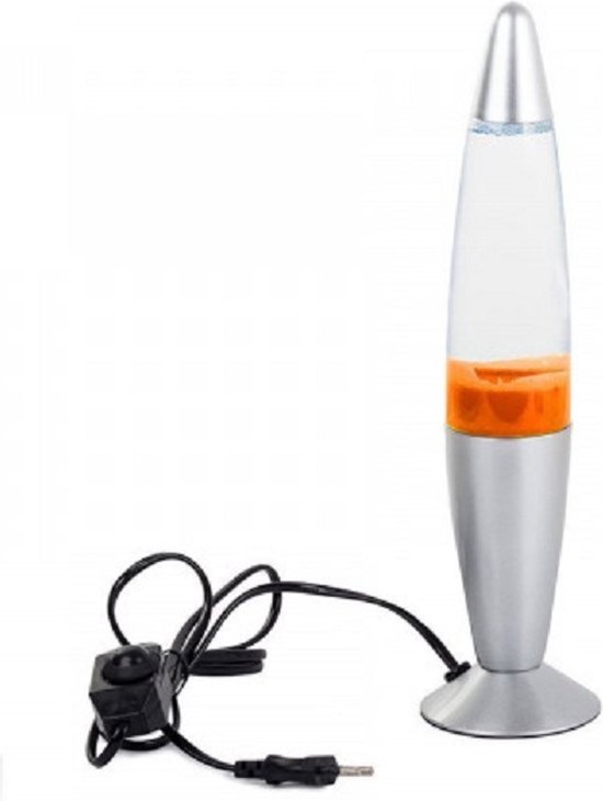 Zilverkleurige lavalampe met oranje vloeistof en een zwarte stekker.