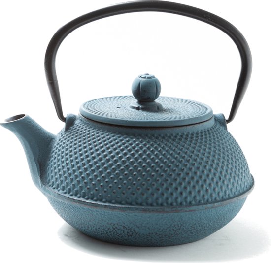 Tealøv THEEPOT GIETIJZER 800 ml – GIETIJZEREN THEEPOT Arare in Japanse Stijl - Met Uitneembare Roestvrijstalen Theezeef – Binnenzijde Volledig Geëmailleerd – Thee blijft langer Warm - Blauw