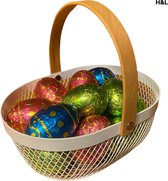 Paasmand gevuld met chocolade verstop eieren - chocolade paasei - metalen mand - Pasen - eieren - wit - geel - zwart - houten handvat