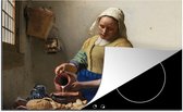 KitchenYeah® Inductie beschermer 80.2x52.2 cm - Het melkmeisje - Schilderij van Johannes Vermeer - Kookplaataccessoires - Afdekplaat voor kookplaat - Inductiebeschermer - Inductiemat - Inductieplaat mat