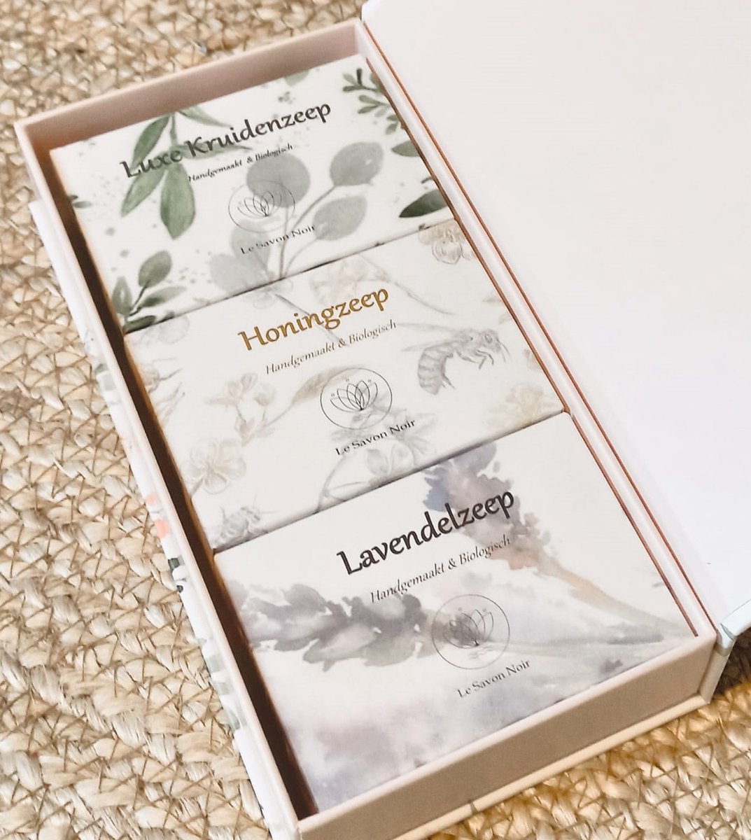 Goedkoopste Magneetsluiting - 3 Natuurlijke zepen - Geschenkverpakking - Handgemaakt - Etherische olie - Kwaliteit - Vegan - Moederdag - Valentijn - Cadeau - Cadeauverpakking