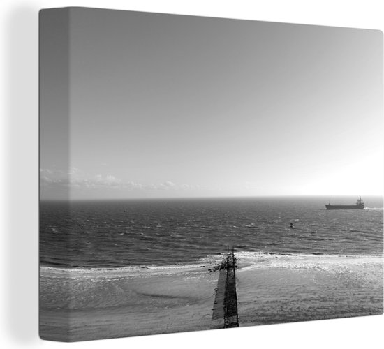 Canvas Schilderij Een schip vaart langs het strand bij Zoutelande - zwart wit - 160x120 cm - Wanddecoratie XXL