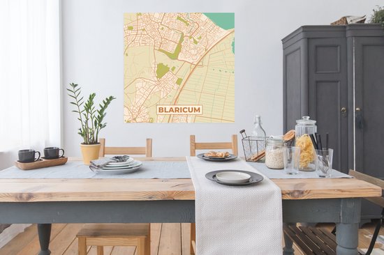 Affiche d'une carte de Blaricum style vintage, avec des routes pastel et du vert, accroché au-dessus d'une table à manger.