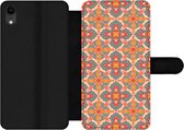 Bookcase Geschikt voor iPhone XR telefoonhoesje - Patroon - Hippie - Oranje - Met vakjes - Wallet case met magneetsluiting