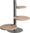 Grijze drielaagse serveertoren met ronde houten schijven, met een metalen standaard.
