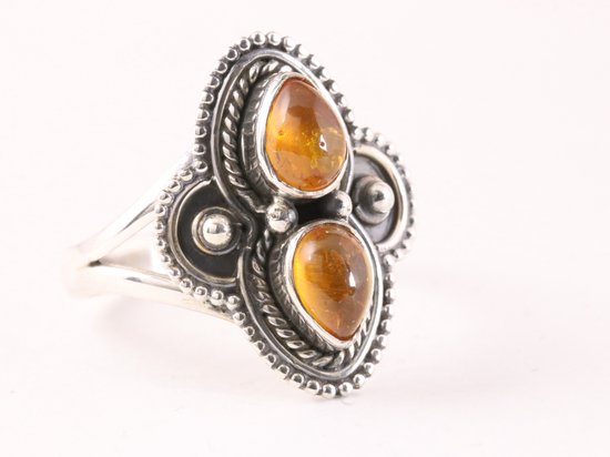 Bewerkte zilveren ring met amber - maat 19