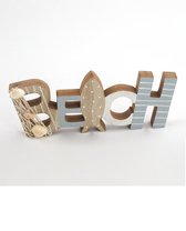 Kom direct in de sfeer van strand en zee, met deze handgemaakte houten letters. Het woord 'beach' kan rechtop worden neergezet en is toepasselijk afgewerkt met touw en schelpjes. V
