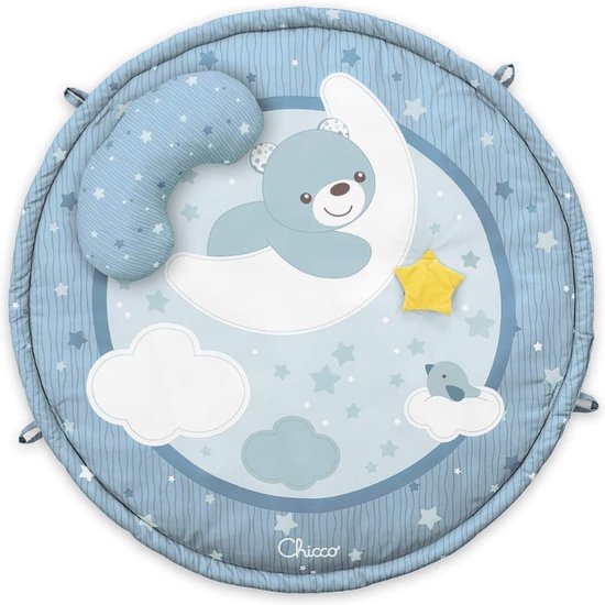 Ronde babygymmat in blauwtinten met een slapende beer op de maan, wolken en sterren. Een hoofdkussen met sterren is bevestigd.