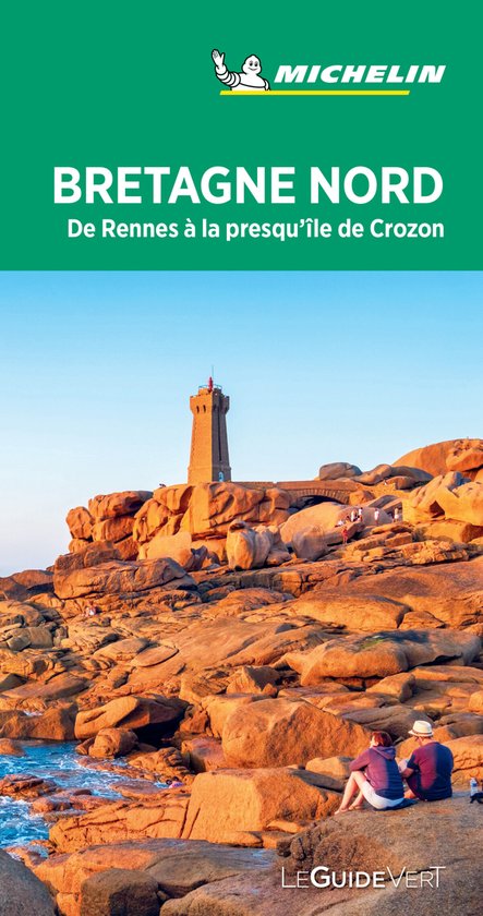 Michelin Le Guide Vert Bretagne Nord : phare sur une côte rocheuse au coucher du soleil. Des personnes sont assises sur les rochers.