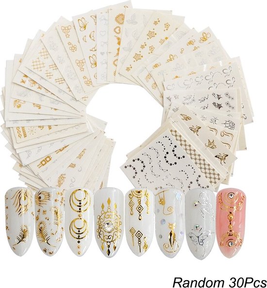 Set van 30 nail art stickers, gouden en zilveren sierlijke patronen, getoond op witte nagels.