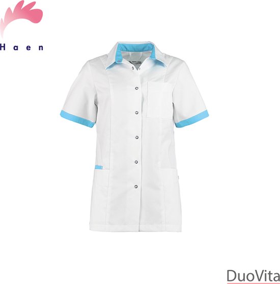 Wit dames zorgjasje met turquoise accenten op de kraag, mouwen en zakken. Drukknopen aan de voorzijde. Logo 'Haen' linksboven.
