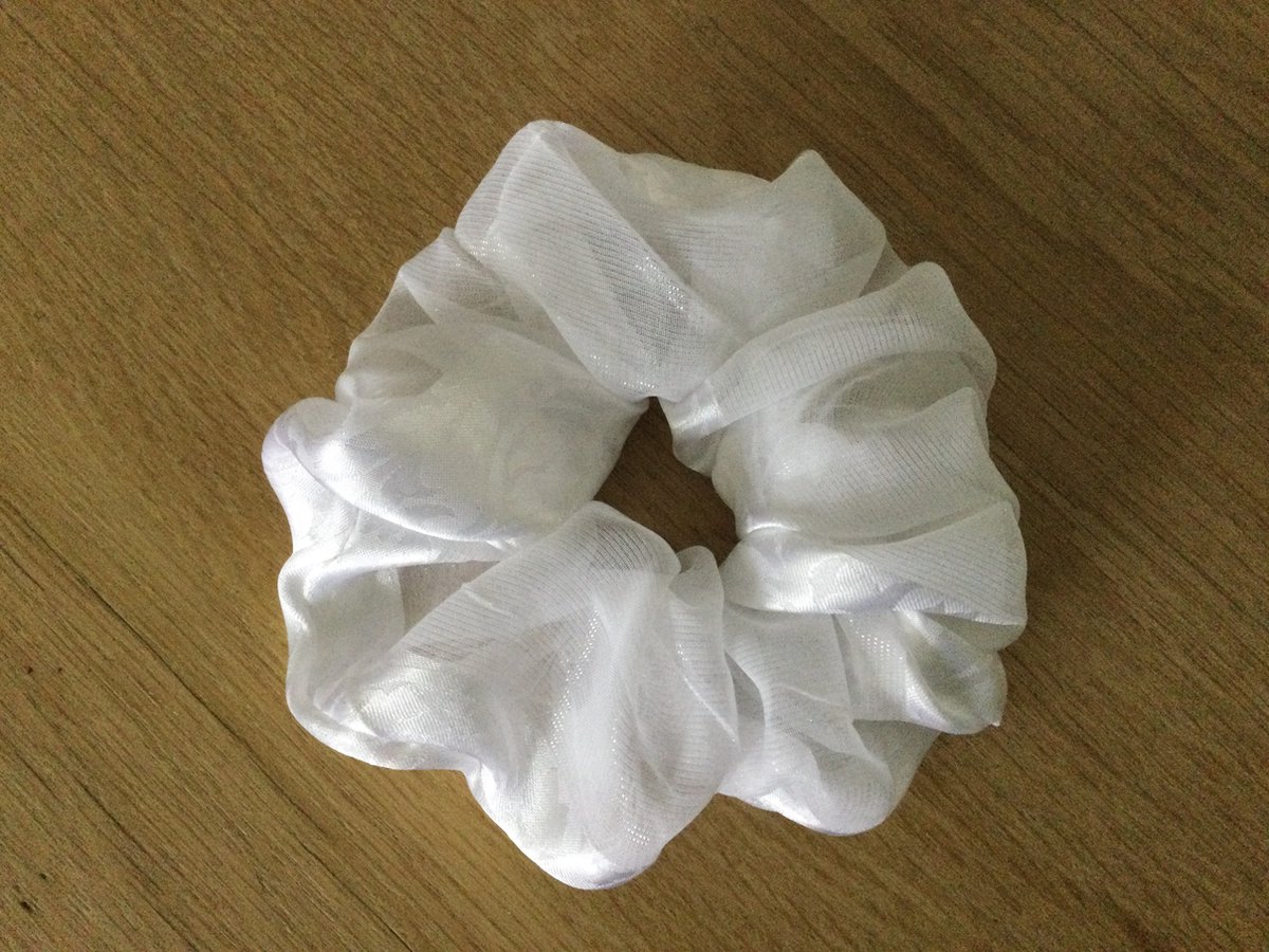 Scrunchie wit satijn - ideaal voor 1e communie of bruiloft - handmade