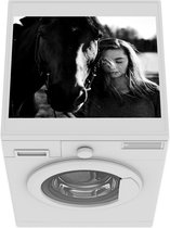 Wasmachine beschermer mat - Jonge vrouw staat naast een paard - zwart wit - Breedte 55 cm x hoogte 45 cm