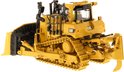 Gele CAT D9T bulldozer met schuifblad en ripper, getoond op witte achtergrond.