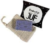 Cadeautje voor de juf: Lavendel scrub 125 g. + Sisal zeepzakje - savon de marseille - zeep geschenkset - geschenk juf