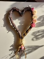 Handgebonden hart met roze strobloemen  en goud lint 45cm