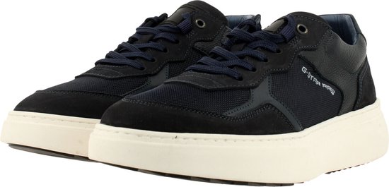 Paar blauwe G-Star Raw sneakers in een schuine opstelling, crèmekleurige zolen.