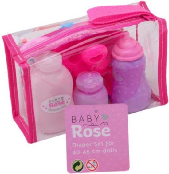 Transparant tasje met roze hengsel, met daarin een roze fles, een paarse fles en een klein paars potje. Een kaartje met 'Baby Rose Diaper Set for 40-45 cm dolls' hangt aan het tasje.