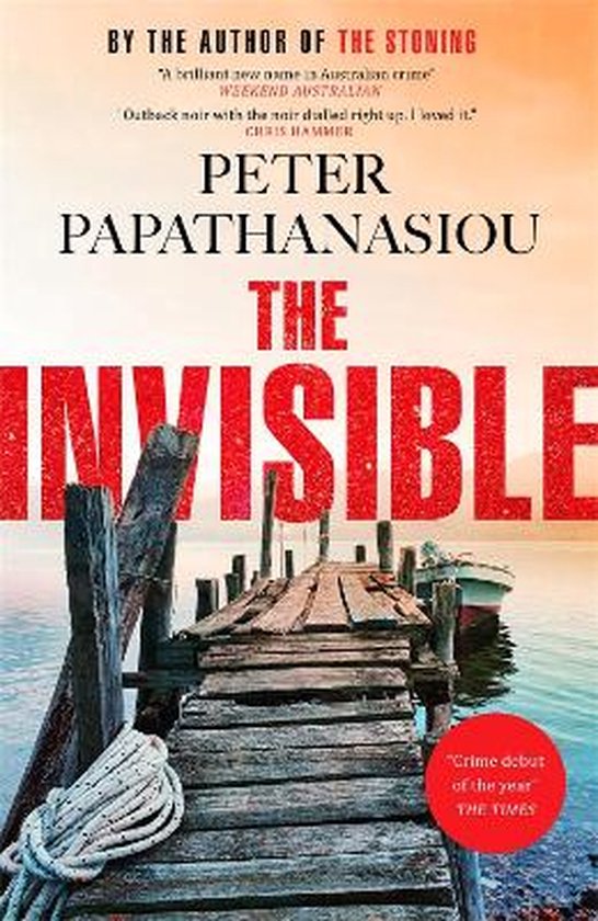 Couverture de livre avec le titre 'The Invisible' en lettres rouges. Une jetée en bois mène à l'eau avec un bateau.