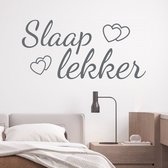 Stickerheld - Muursticker Slaap lekker - Slaapkamer - Droom zacht - Hartjes - Nederlandse Teksten - Mat Donkergrijs - 55x115.1cm