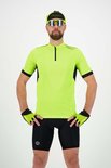 Man met baard in een fluoriserend geel fietsshirt met korte mouwen, zwarte zijkanten, zwarte handschoenen en een zwarte pet met 'Rogelli' logo.