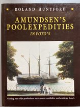 Boek "Amundsen's Polexpedities in foto's" met een foto van een zeilschip, twee mannen en een hond.