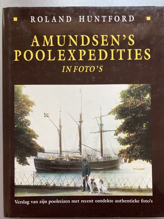 Boek "Amundsen's Polexpedities in foto's" met een foto van een zeilschip, twee mannen en een hond.