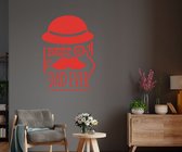 Stickerheld - Muursticker Best dad ever - Woonkamer - Vaderdag - Bolhoed, vergrootglas en snor - Engelse Teksten - Mat Rood - 78.3x55cm