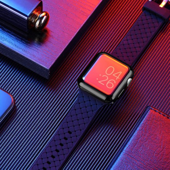 Apple Watch met zwart gevlochten bandje en transparant hoesje, toont tijd '04:26'.