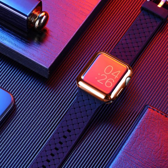 Gouden Apple Watch met een zwart gevlochten bandje, op een donkere ondergrond met blauwe en rode verlichting.