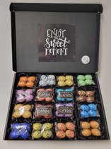 Paaseieren Proeverij Pakket | Box met 16 verschillende smaken paaseieren en Mystery Card 'Enjoy the Sweet Moment' met geheime boodschap + PaasProeverij Scorekaart | Verrassingsbox Pasen | Cadeaubox | Relatiegeschenk | Chocoladecadeau