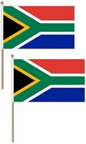 Set van 4x stuks zuid Afrika handvlaggetje/zwaaivlaggetje 15 x 22 cm met houten stok