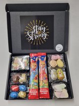 Kids Paas Snoeperij Pakket - Brievenbus box met verschillende chocolade en snoeplekkernijen en vrolijke Paasstickers - Mystery Card 'Stay Strong' met persoonlijke online (video) bo