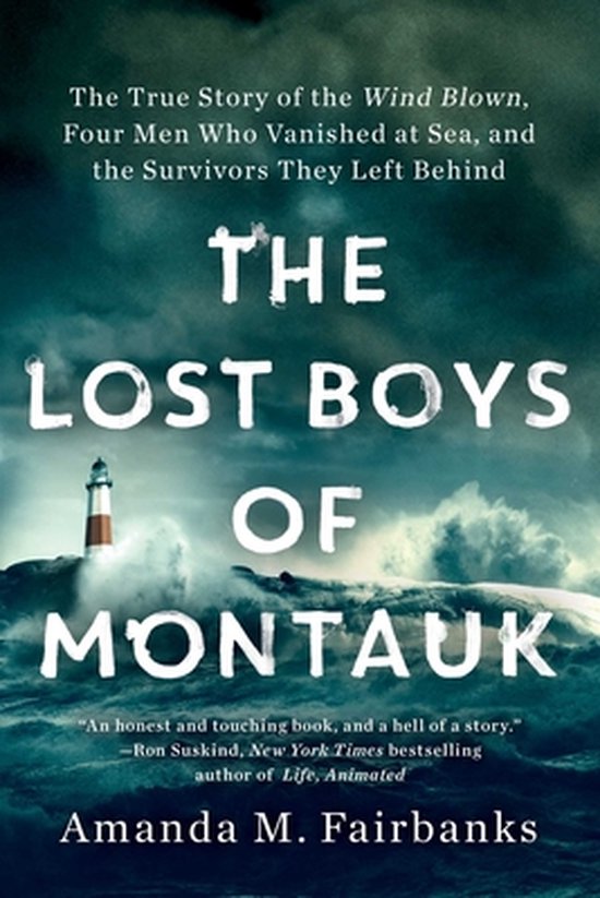 Boekomslag voor 'The Lost Boys of Montauk'. Een vuurtoren op een rots in woeste golven, met de titel en auteur in witte letters.