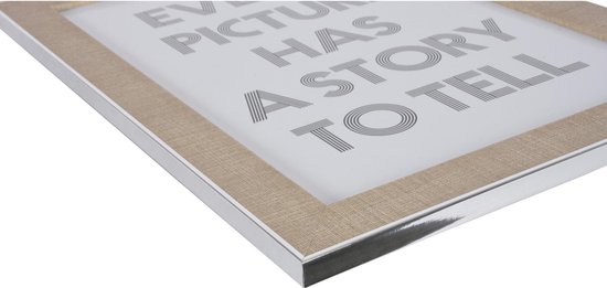 Lichtbeige fotolijst met zilverkleurige rand, met de tekst "EVERY PICTURE HAS A STORY TO TELL".