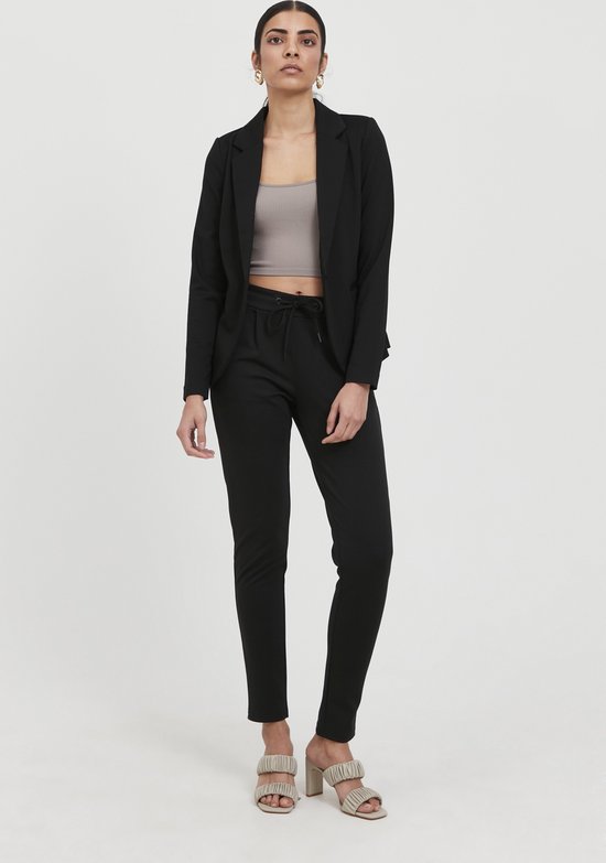 Model draagt een zwarte Ichi blazer met een beige top en zwarte broek met trekkoord.