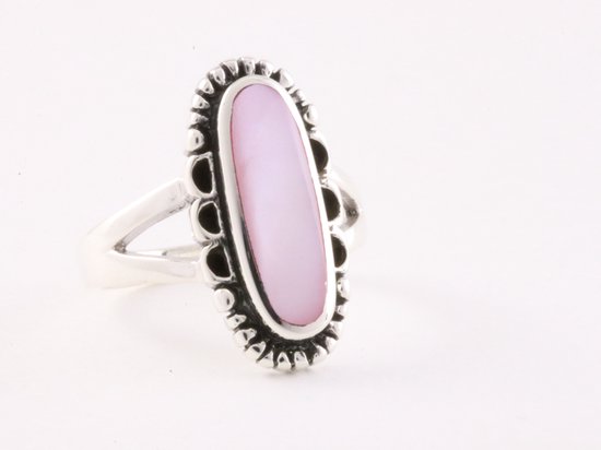 Bewerkte zilveren ring met roze parelmoer - maat 18.5