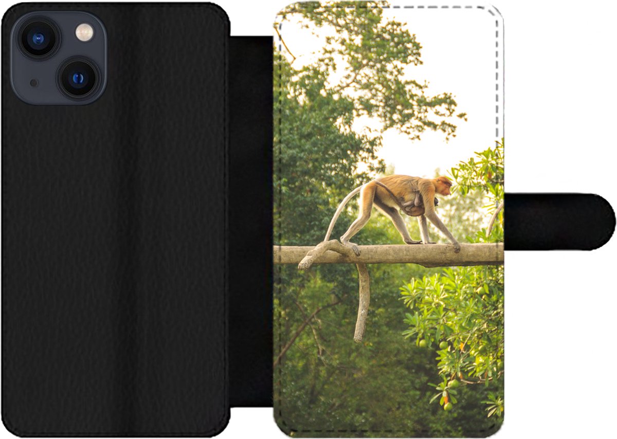 Telefoonhoesje Geschikt voor iPhone 13 telefoonhoesje - Apen wandelend over tak - Met vakjes - Wallet case met magneetsluiting