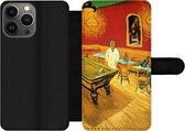 Bookcase Geschikt voor iPhone 13 Pro telefoonhoesje - Het Nachtcafé - Vincent van Gogh - Met vakjes - Wallet case met magneetsluiting