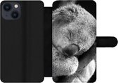 Bookcase Geschikt voor iPhone 13 telefoonhoesje - Slapende koala op zwarte achtergrond in zwart-wit - Met vakjes - Wallet case met magneetsluiting