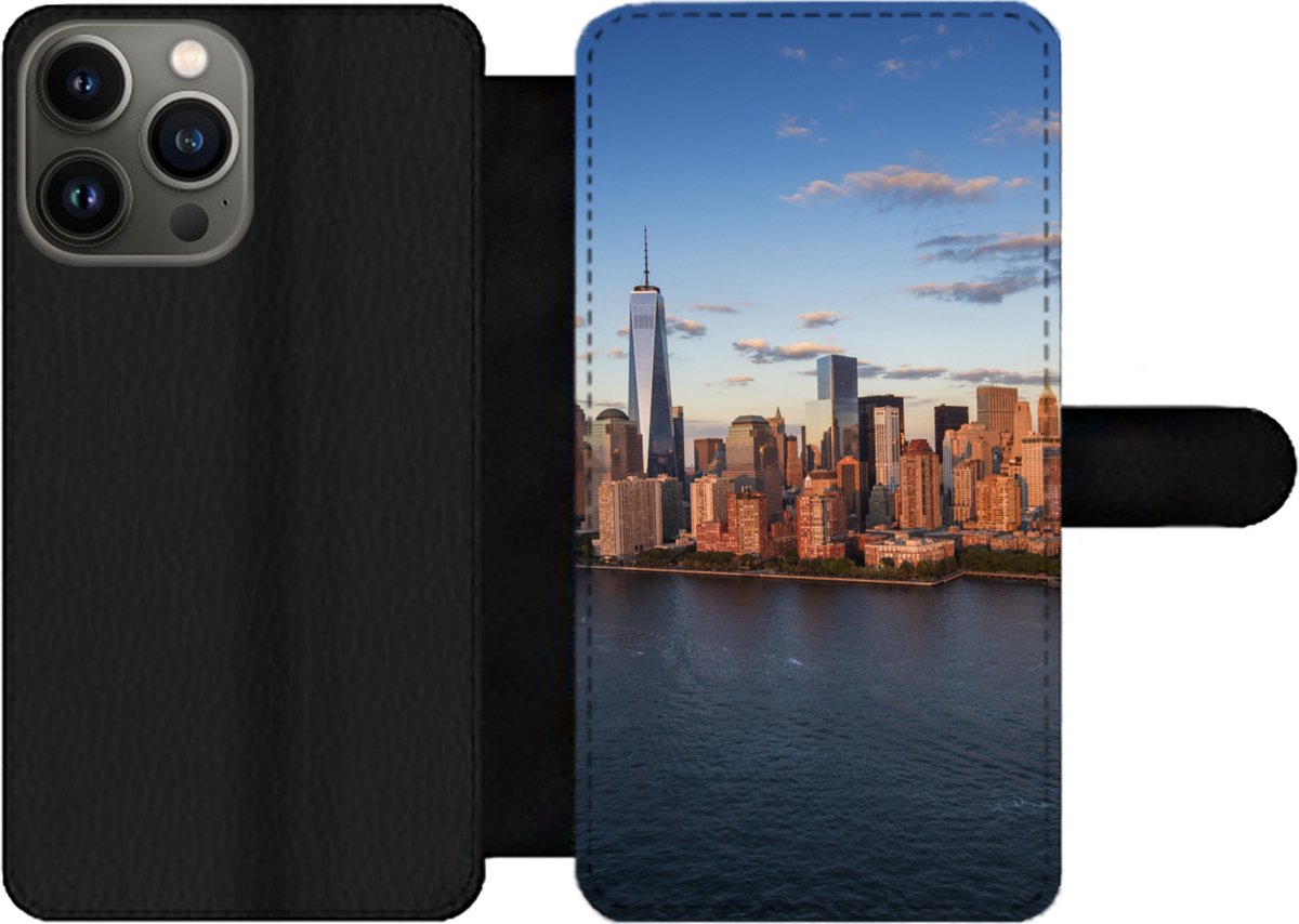 Telefoonhoesje Geschikt voor iPhone 13 Pro Max telefoonhoesje - New York - Skyline - Boot - Met vakjes - Wallet case met magneetsluiting