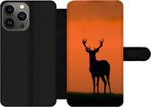 Telefoonhoesje Geschikt voor iPhone 13 Pro Max telefoonhoesje - Herten - Silhouet - Mist - Met vakjes - Wallet case met magneetsluiting