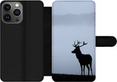 Telefoonhoesje Geschikt voor iPhone 13 Pro Max telefoonhoesje - Hert - Mist - Silhouet - Met vakjes - Wallet case met magneetsluiting