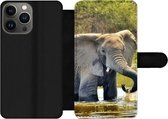 Bookcase Geschikt voor iPhone 13 Pro Max telefoonhoesje - Olifant - Water - Dieren - Natuur - Met vakjes - Wallet case met magneetsluiting