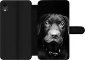 Bookcase Geschikt voor iPhone XR telefoonhoesje - Close-up labrador puppy tegen zwarte achtergrond in zwart-wit - Met vakjes - Wallet case met magneetsluiting