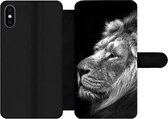 Bookcase Geschikt voor iPhone XS Max telefoonhoesje - Leeuw tegen zwarte achtergrond in zwart-wit - Met vakjes - Wallet case met magneetsluiting