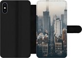 Bookcase Geschikt voor iPhone XS telefoonhoesje - Skyline van New York - Met vakjes - Wallet case met magneetsluiting