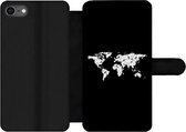 Bookcase Geschikt voor iPhone 7 telefoonhoesje - Wereldkaart - Bladeren - Zwart - Met vakjes - Wallet case met magneetsluiting